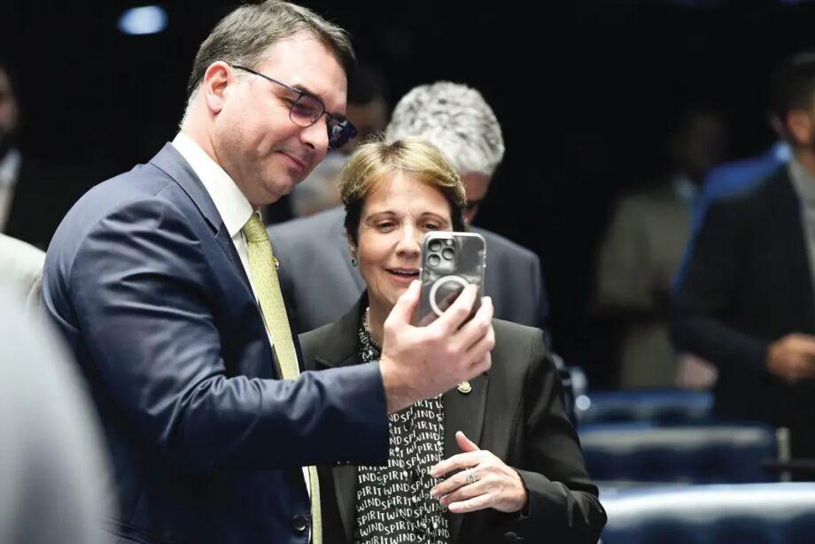 Tereza Cristina vê cenário de segundo turno e destaca apoio de Flávio Bolsonaro.