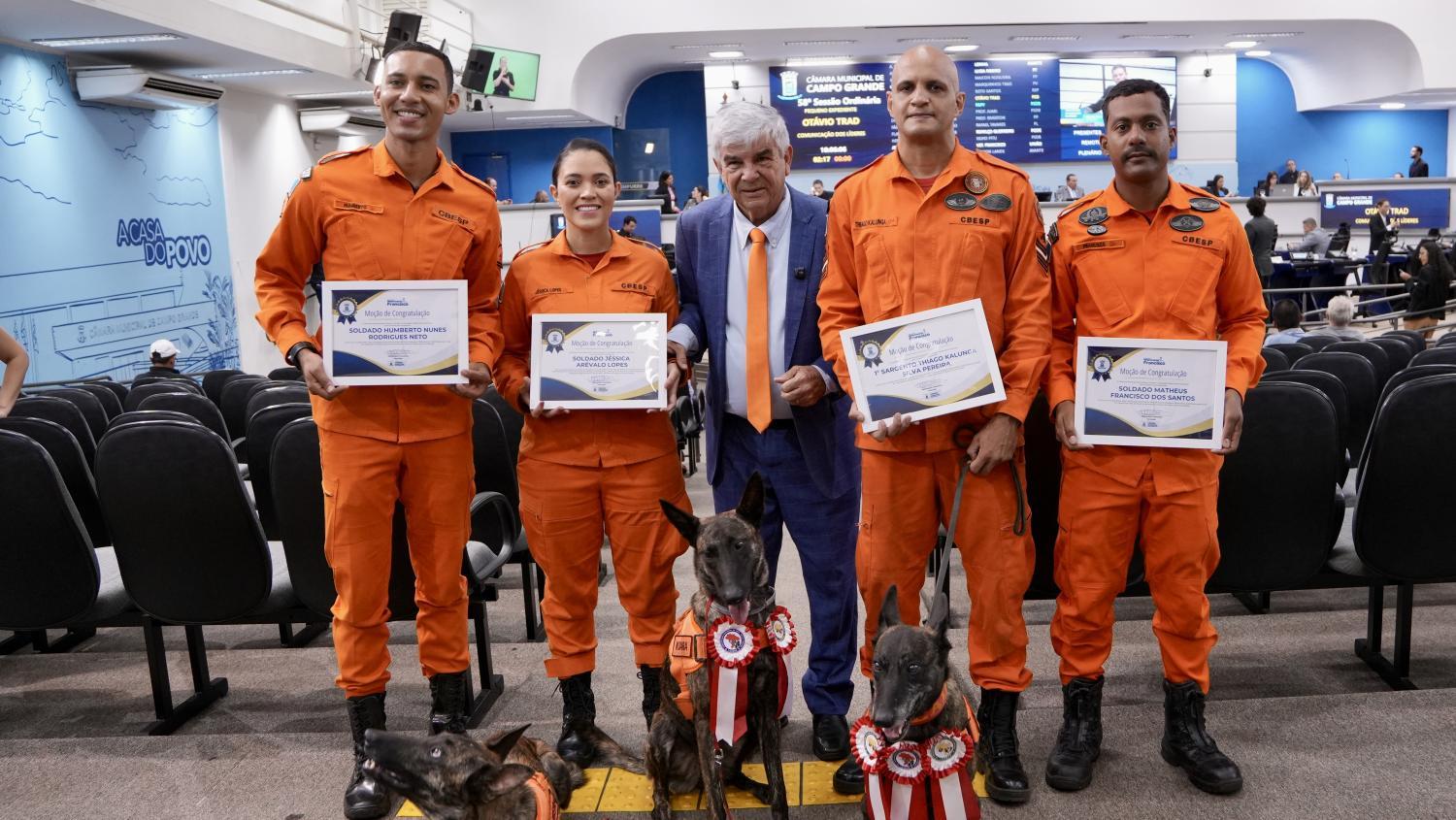 Vereador Veterinário Francisco homenageia cães do Corpo de Bombeiros de MS após certificação nacional.